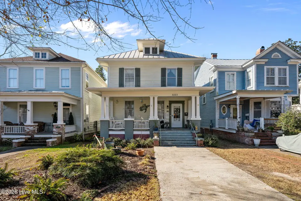 1223 National Avenue, New Bern, NC 28560 – photo 1 of 43: Beautiful Curb Appeal