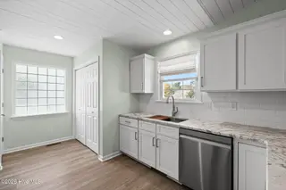 117 NE 52nd Street, Oak Island, NC 28465 – photo 12: 10-web-or-mls-cammediallc.com (30 of 54)