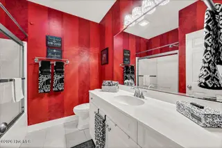 5033 Whitner Drive, Wilmington, NC 28409 — 4-bedroom home in Holly Glen Estates, Wilmington, NC, photo 11 of 31: Guest Bath