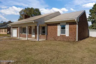 7 Walnut Drive, Jacksonville, NC 28546 – photo 3: 20251031145937593840000000-o
