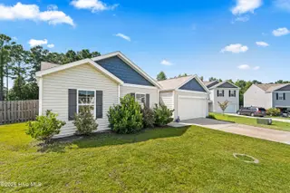19 Evian Court, Hampstead, NC 28443 — 3-bedroom home in Hope Creek, Hampstead, NC, photo 11 of 49