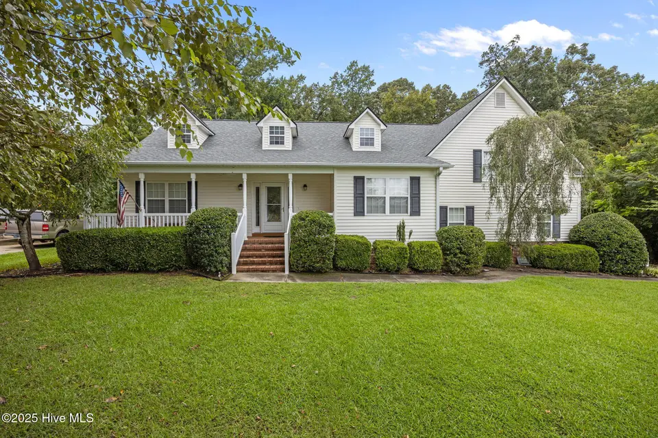 135 Tupelo Trail, New Bern, NC 28562 – photo 1 of 49: 1-web-or-mls-0C0A2886