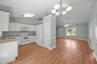 102 Inge Court, New Bern, NC 28562 – photo 4: Kitchen