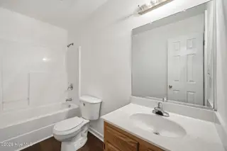 1402 Lockwood Road, Kinston, NC 28501 — 3-bedroom home in Brentwood, Kinston, NC, photo 16 of 37: Hall Bath