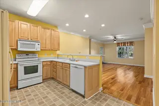 250 Woodlands Way Unit 14, Calabash, NC 28467 — 3-bedroom condo in Woodlands @ Crow Creek, Calabash, NC, photo 4 of 49: Foyer