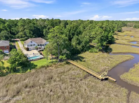 606 Ravenswood Rd, Hampstead