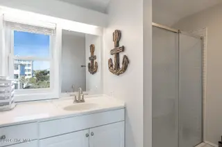 1509 Ocean Drive West, Emerald Isle, NC 28594 — 4-bedroom townhome in Emerald Isle By The Sea, Emerald Isle, NC, photo 15 of 26: 2 Seas the Day West 028 king with bath a