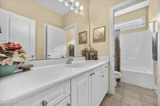 8746 Ramsbury Way, Wilmington, NC 28411 — 4-bedroom home in Plantation Landing, Wilmington, NC, photo 22 of 49: 17_bathroom