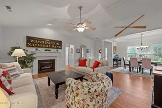 815 Pelican Drive, New Bern, NC 28560 – photo 8: Vaulted ceilings