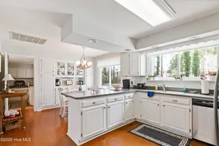 409 Inlet Drive, Elizabeth City, NC 27909 – photo 13: GORGEOUS kitchen