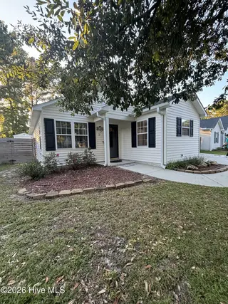 637 Lanvale Hills Circle, Leland, NC 28451 — 3-bedroom home in Lanvale Trace, Leland, NC, photo 2 of 15: Large front yard