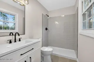 3504 Taylor Street, New Bern, NC 28560 — 4-bedroom home in Pinecrest, New Bern, NC, photo 16 of 28: Master Bath