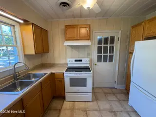 303 Dallas Avenue, Lake Waccamaw, NC 28450 — 3-bedroom home, Lake Waccamaw, NC, photo 9 of 40: Kitchen