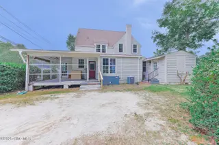 221 W Main Street, Wallace, NC 28466 — 4-bedroom home, Wallace, NC, photo 2 of 26: a302865c-12d9-490a-a028-4201b16a7a01-thu