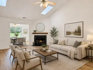 537 Chattooga Place Drive, Wilmington, NC 28412 — 3-bedroom home in Chattooga Place, Wilmington, NC, photo 10 of 69: Living Room