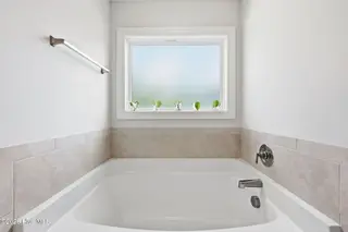 1023 Marlin Boulevard, New Bern, NC 28562 – photo 22: Tub