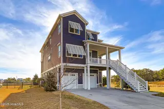 525 Sanders Lane, Newport, NC 28570 – photo 2: Stunning home on Sanders Creek