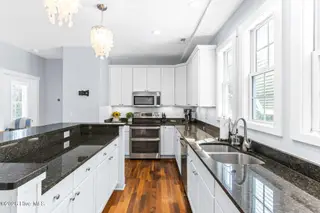 306 Coral Drive, Wrightsville Beach, NC 28480 — 5-bedroom home in Harbor Island, Wrightsville Beach, NC, photo 19 of 57: 016_306_coral_drive-13_487