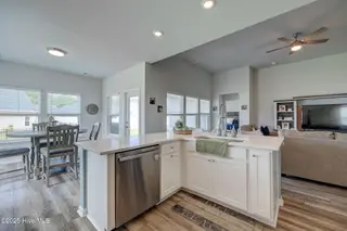 6909 English Holly Court SW, Ocean Isle Beach, NC 28469 — 3-bedroom home in Cameron Woods, Ocean Isle Beach, NC, photo 14 of 55: 6909EnglishHollyCourtSW(38)