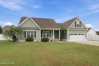 203 Coldwater Drive, Swansboro, NC 28584 — 3-bedroom home in Coldwater Creek, Swansboro, NC, photo 2 of 49: 2-web-or-mls-IMG_4274