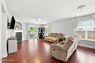 135 Luke Court, New Bern, NC 28560 – photo 3: Living Room