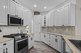 413 Pelican Harbor Road, Beaufort, NC 28516 — 3-bedroom home in Wards Creek Plantation, Beaufort, NC, photo 17 of 30: Beautiful kitchen