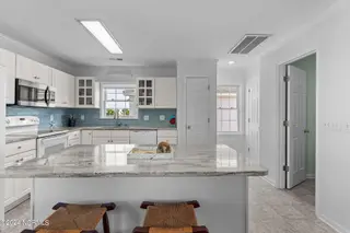 122 Quinton Street, Holden Beach, NC 28462 — 3-bedroom home in Holden Beach, Holden Beach, NC, photo 15 of 54: 20-web-or-mls-BTS09100