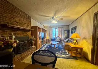 691 Harris Creek Road, Jacksonville, NC 28540 — 3-bedroom home, Jacksonville, NC, photo 20 of 41: family room