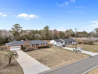 129 Tanbridge Road, Wilmington, NC 28405 – photo 8: 4-web-or-mls-Photo Feb 24 2026, 4 17 09