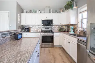 318 Bungalow Drive, New Bern, NC 28562 – photo 20: Granite and Backsplash
