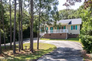 122 Purdie Drive, Emerald Isle, NC 28594 — 3-bedroom home in Oakland Hills, Emerald Isle, NC, photo 15 of 22: Ocean Moon Cottage 002
