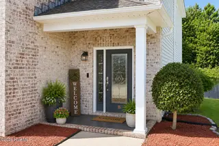 1904 Cambria Drive B, Greenville, NC 27834 – photo 5: Adorabe front porch