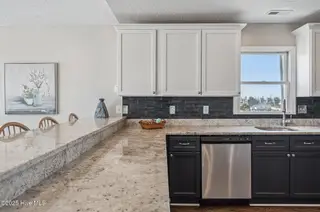 3536 Island Drive, North Topsail Beach, NC 28460 – photo 16: 2025.04.14_3536 Island Dr MLS (18)