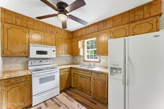 409 Bradford Drive, New Bern, NC 28560 – photo 11: 33-web-or-mls-0c0a3936-Edited