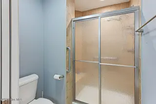 125 W Chelsea Court, Southern Pines, NC 28387 — 3-bedroom condo in Mid South Club, Southern Pines, NC, photo 21 of 45: Owner's Bath