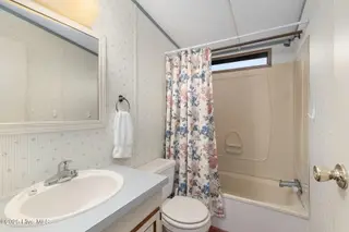 100 Lindsey Court, Beaufort, NC 28516 — 3-bedroom manufactured home in Green Meadows, Beaufort, NC, photo 12 of 38: Shared Full Bath