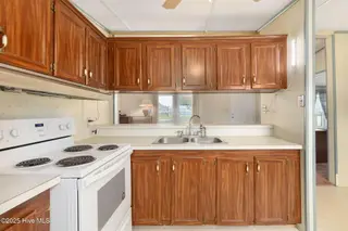 100 Lindsey Court, Beaufort, NC 28516 — 3-bedroom manufactured home in Green Meadows, Beaufort, NC, photo 21 of 38: Kitchen into Living