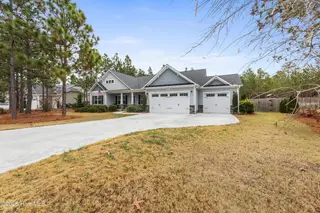 822 Winston Pines Drive, Aberdeen, NC 28315 — 5-bedroom home in Winston Pines, Aberdeen, NC, photo 3 of 51: 2_img_7145