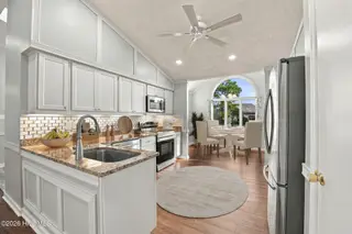 6207 Gondolier Drive, New Bern, NC 28560 – photo 4: Kitchen & breakfast nook