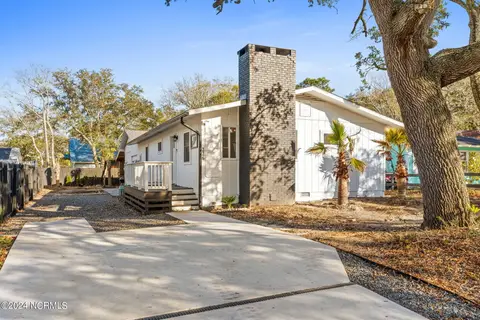 226 NE 48th St, Oak Island
