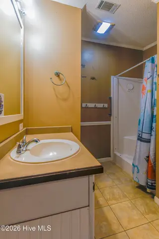 118 Woodland Drive, Swansboro, NC 28584 — 3-bedroom manufactured home in Hadnot Creek, Swansboro, NC, photo 8 of 16: Primary bath