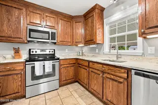 107 Fodder Drive, Hubert, NC 28539 — 3-bedroom home in Ole Mill Village, Hubert, NC, photo 17 of 59: 17_Kitchen_Range