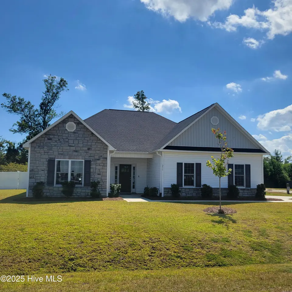 211 W Broughton Lane, Rocky Point, NC 28457 – photo 1 of 51: 20250904_143310