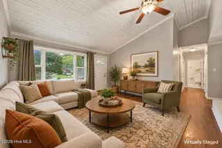 811 Little John Avenue, Jacksonville, NC 28546 — 3-bedroom home in Sherwood Forest, Jacksonville, NC, photo 4 of 24: Living Room