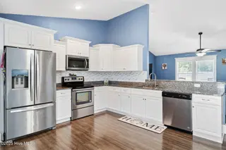 19 Darel Street, Rocky Point, NC 28457 – photo 10: Full Kitchen