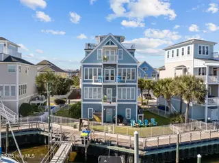 902 Grand Bahama Drive, Carolina Beach, NC 28428 — 5-bedroom home in Federal Point Yacht, Carolina Beach, NC, photo 6 of 68: 2-web-or-mls-DJI_20251104121255_0274_D