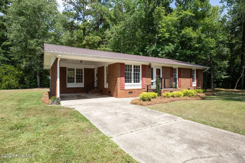 182 Crabapple Lane, Lake Waccamaw, NC 28450 – photo 1 of 56: Crabapple182-1FShaneL33A6351 copy