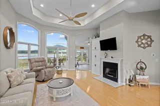 413 Pelican Harbor Road, Beaufort, NC 28516 — 3-bedroom home in Wards Creek Plantation, Beaufort, NC, photo 15 of 30: living room