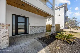 208 Radio Island Road, Morehead City, NC 28557 — 4-bedroom home in Tide Lines, Morehead City, NC, photo 5 of 62: 4-web-or-mls-208 Radio Island 004