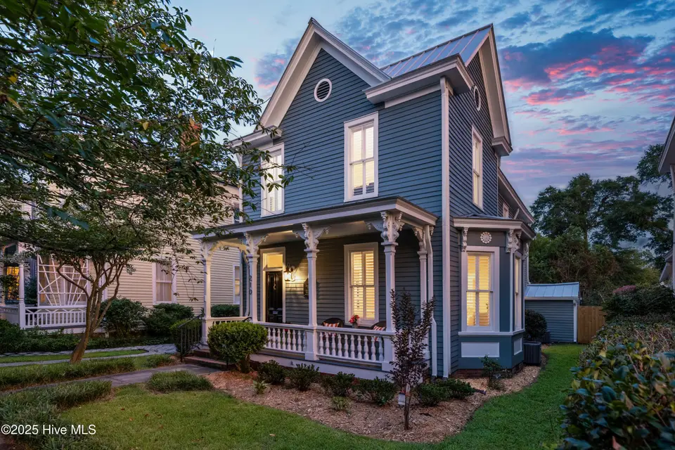210 Nun Street, Wilmington, NC 28401 – photo 1 of 48: 001_210_nun_st_twilight-2_372